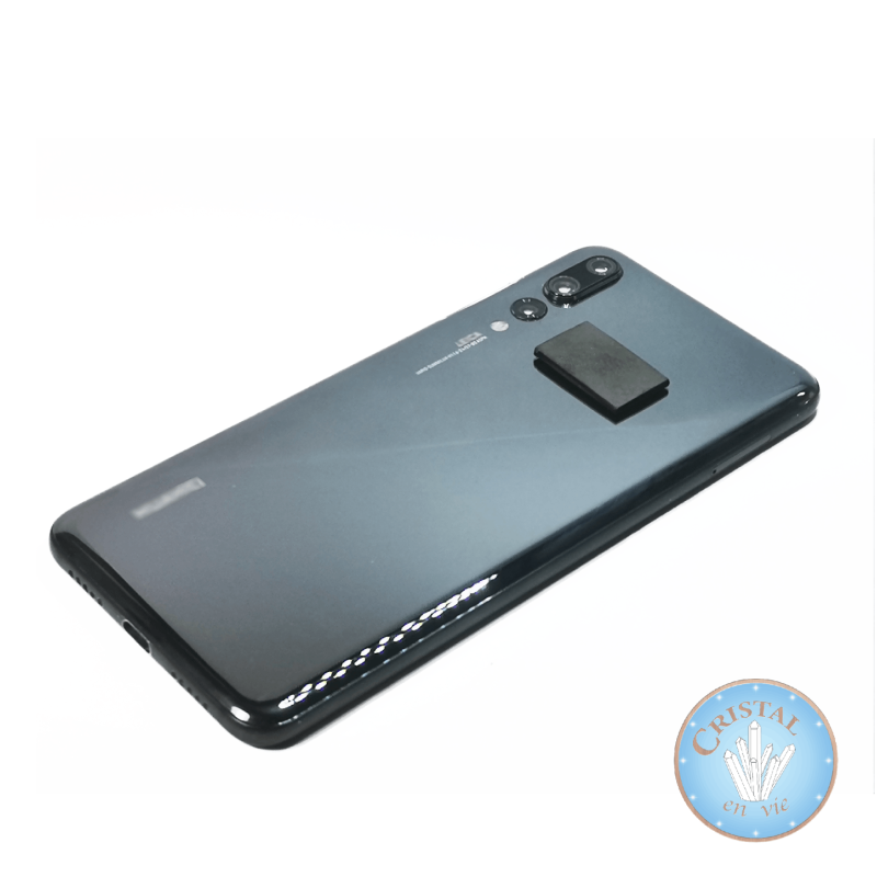 Pastille adhesive de Shungite sur téléphone - Pierre naturelle noire - forme rectangulaire.