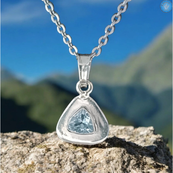 Blue Topaz Pendant Set in Silver - Cristal-en-vie.com