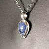 Pendentif en TANZANITE, pierre naturelle de couleur bleu, sertie et bélière en argent.