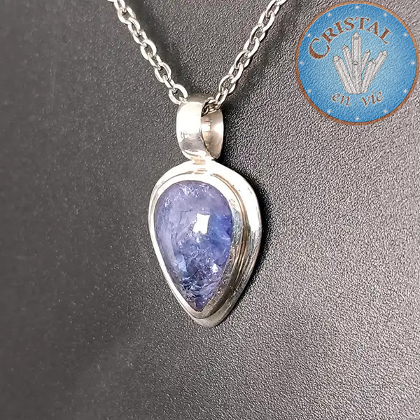 Pendentif en TANZANITE, pierre naturelle de couleur bleu, sertie et bélière en argent.