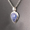 Pendentif en TANZANITE, pierre naturelle de couleur bleu, sertie et bélière en argent.