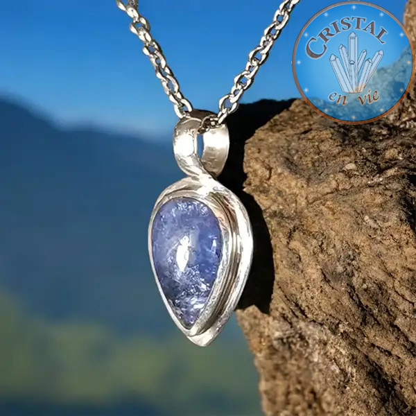 Pendentif en TANZANITE, pierre naturelle de couleur bleu, sertie et bélière en argent.