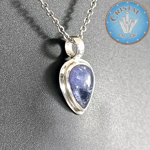 Pendentif en TANZANITE, pierre naturelle de couleur bleu, sertie et bélière en argent.