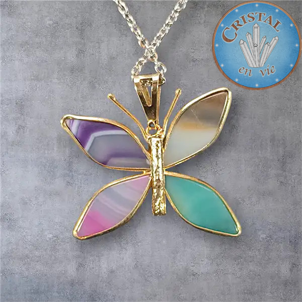 Pendentif Papillon en Agate naturelle et teintée, pierre de couleur vert, rose, violet, blanc et marron, avec monture plaqué or.