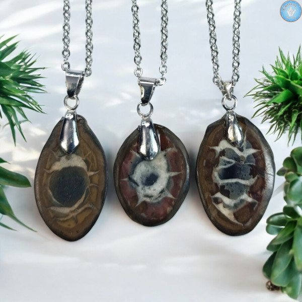 Pendentif en Septaria, dite Pierre de Dragon. Tranche, pierre naturelle de couleur marron, jaune à noire.