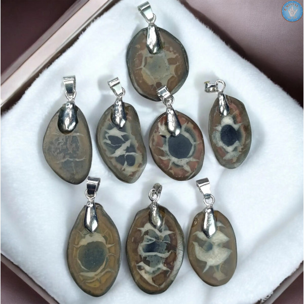 Pendentifs en Septaria, dites "Pierre de Dragon". Tranche, pierre naturelle de couleur marron, jaune à noire.