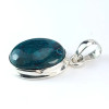 Colgante de crisocola, piedra natural verde con tonos azules, engastada en plata de ley 925.