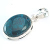 Pendentif en Chrysocolle, pierre naturelle de couleur vert avec des nuances de bleu, sertie et bélière en argent 925.