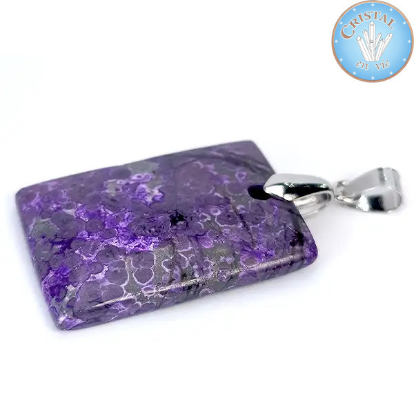 Colgante de sugilita, piedra natural pulida, piedra natural morada y violeta, con cierre de plata.