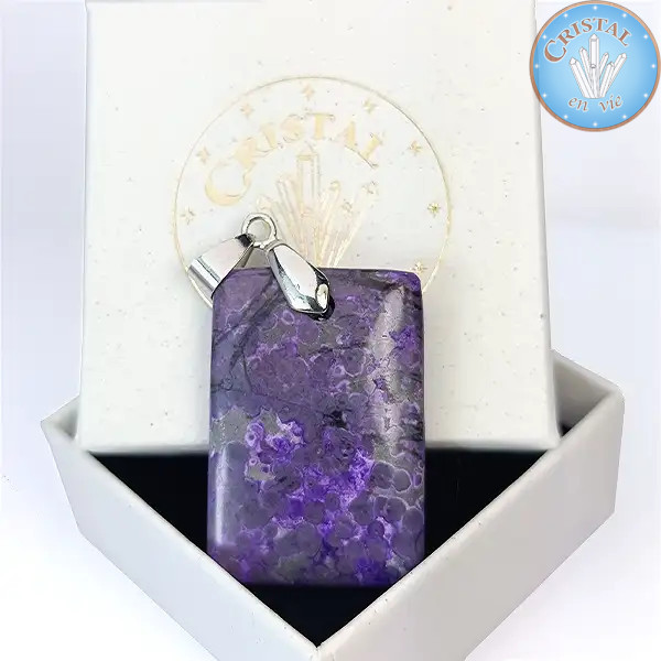 Sugilith-Anhänger, geschliffener Naturstein, violetter und purpurfarbener Naturstein, mit silbernem Ring.