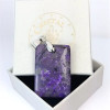 Sugilith-Anhänger, geschliffener Naturstein, violetter und purpurfarbener Naturstein, mit silbernem Ring.