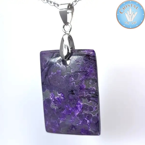 Ciondolo in Sugilite, pietra naturale levigata, pietra naturale viola e violetta, con chiusura in argento.