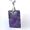 Colgante de sugilita, piedra natural pulida, piedra natural morada y violeta, con cierre de plata.