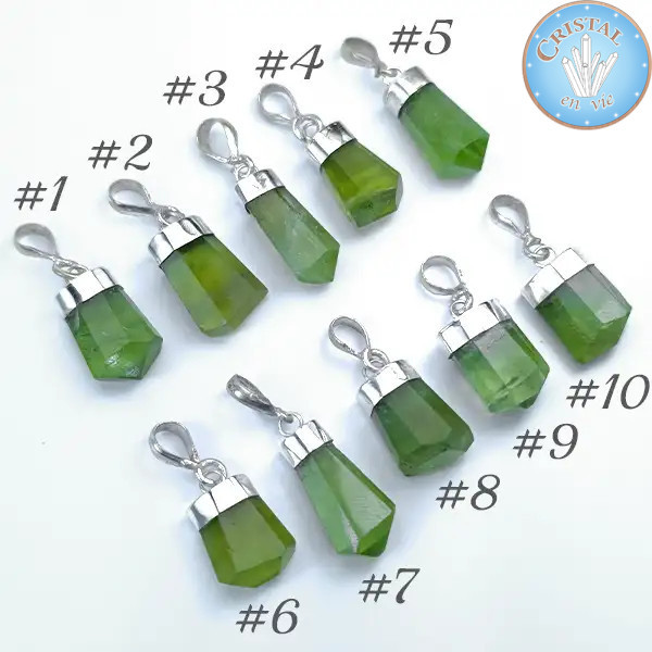 Pendente de peridoto, conhecido como Olivina, feito à mão. Armação e argola em prata. Peridoto do Paquistão.