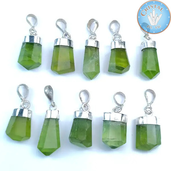 Pendentif artisanal Péridot, dit Olivine. Monture et bélière en argent. Péridot du Pakistan.