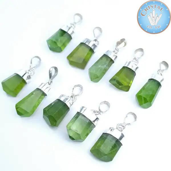 Handgemaakte Peridot hanger, ook wel Olivijn genoemd. Zilveren zetting en ring. Peridot uit Pakistan.