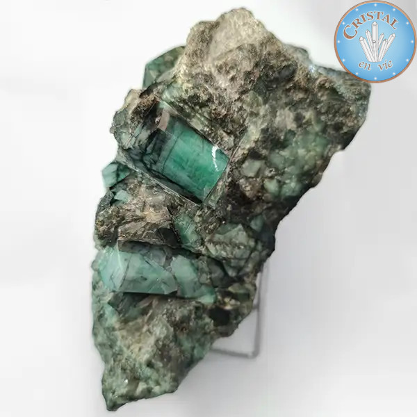 Bloque de Esmeraldas sobre ganga de esquisto negro con mica. Pieza única. n°1. Piedra de colección procedente de Brasil.