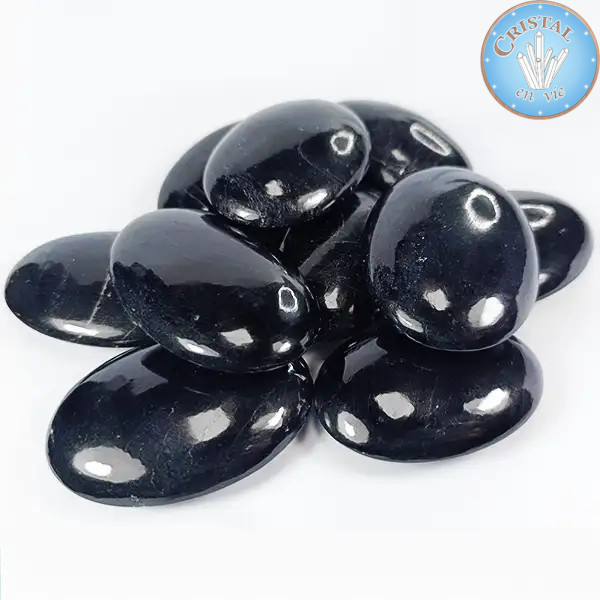 Turmalinas negras ( Schorl ) em seixos, pedras planas. Pedra natural polida da Índia, qualidade A