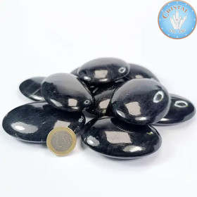 Turmalinas negras ( Schorl ) em seixos, pedras planas. Pedra natural polida da Índia, qualidade A