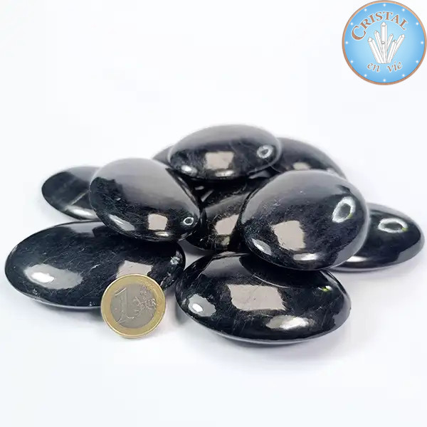 Turmalinas negras ( Schorl ) em seixos, pedras planas. Pedra natural polida da Índia, qualidade A