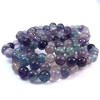 Armband aus Fluorit, einem Naturstein. Perlen von 7 bis 8 mm Größe. Dominierende Farbe violett, und blau, grün.