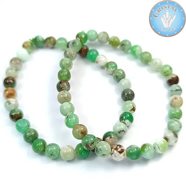 Armband aus Chrysopras, einem Naturstein. 6 mm große Perlen. Dominierende Farbe mintgrün, blassgrün.