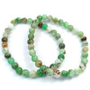 Armband aus Chrysopras, einem Naturstein. 6 mm große Perlen. Dominierende Farbe mintgrün, blassgrün.