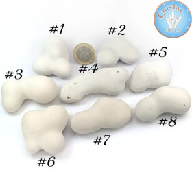 8 Pedras das Fadas (Opala Menilita, Fairy Stone). Pedras brancas e bege com formas arredondadas. Tamanho 2: de 4 cm a 7 cm.
