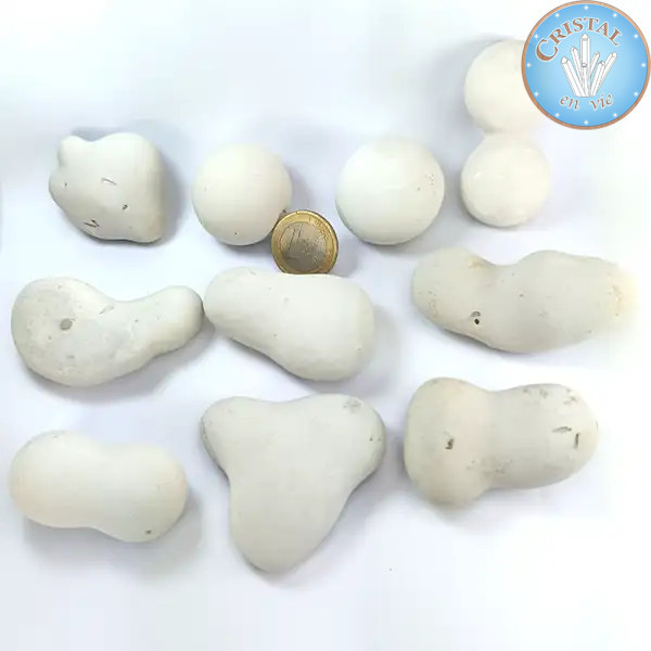 10 Pierre des Fées, (Opale ménilite, Fairy stone). Pierre blanche et beige aux formes arrondies. Taille 3 :  3,4m à 6cm.