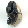 Geode a forma di uovo di Septaria selvatica, detta Pietra del Drago. Pietra naturale cristallizzata marrone, beige e giallo. n2